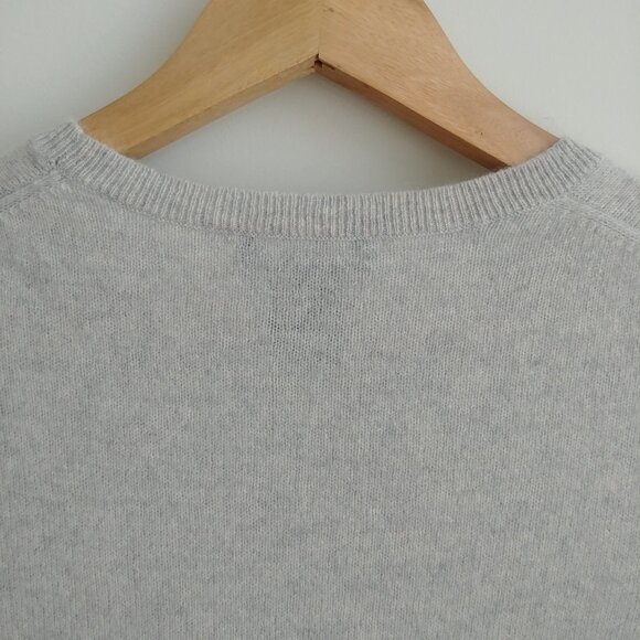 Lord + Taylor 100% cashmere light grey crewneck sweater top Medium Petite - Picture 8 of 15